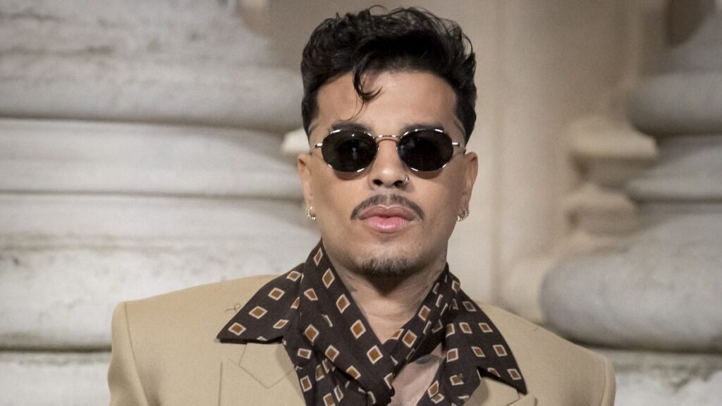 Sentado con Lourdes Leon en el show de Saint Laurent