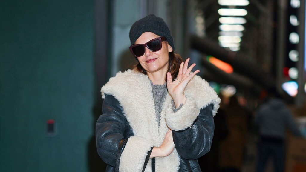 Katie Holmes se hace cargo del frío invierno de Nueva York en un atuendo de giro de la cabeza que quizás quieras recrear