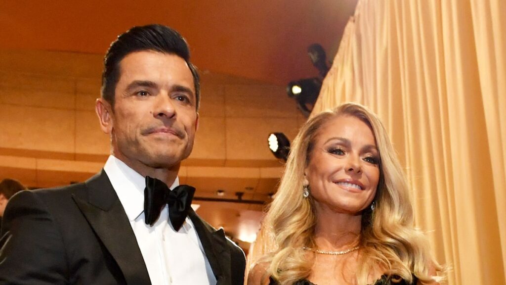 Mark Consuelos anima a la gente a abuchear a Kelly Ripa