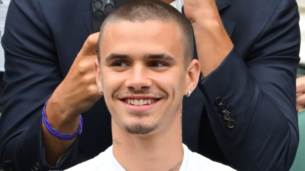 Romeo Beckham y su novia Kim Turnbull se hacen nuevos tatuajes en Londres