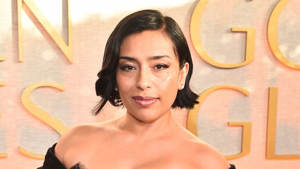 Adriana Paz debuta en la alfombra roja de los Globos de Oro 2025 con un vestido atemporal del diseñador mexicano Neithan Herbert