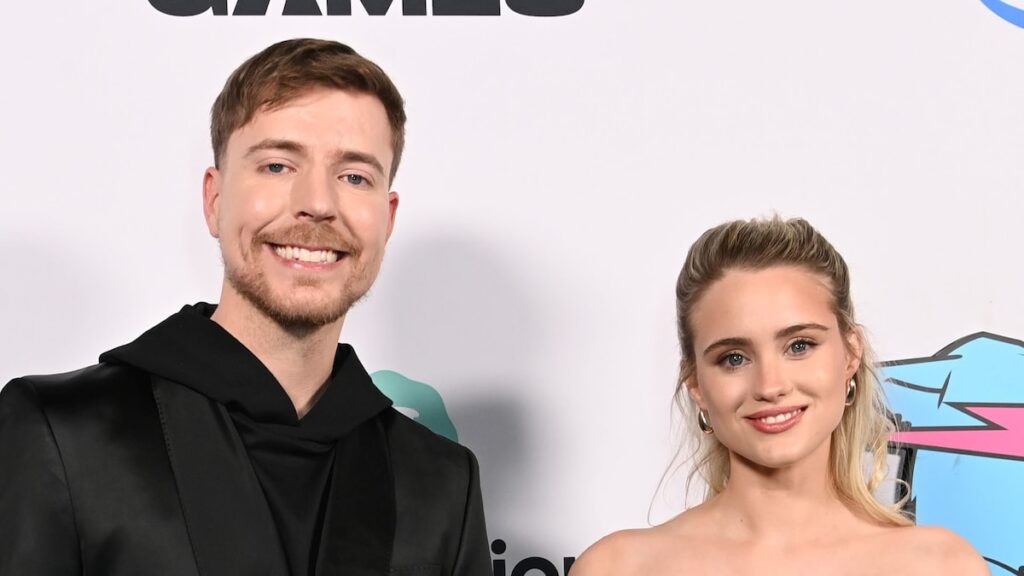 MrBeast comparte video de compromiso con Thea Booysen con suéteres navideños a juego