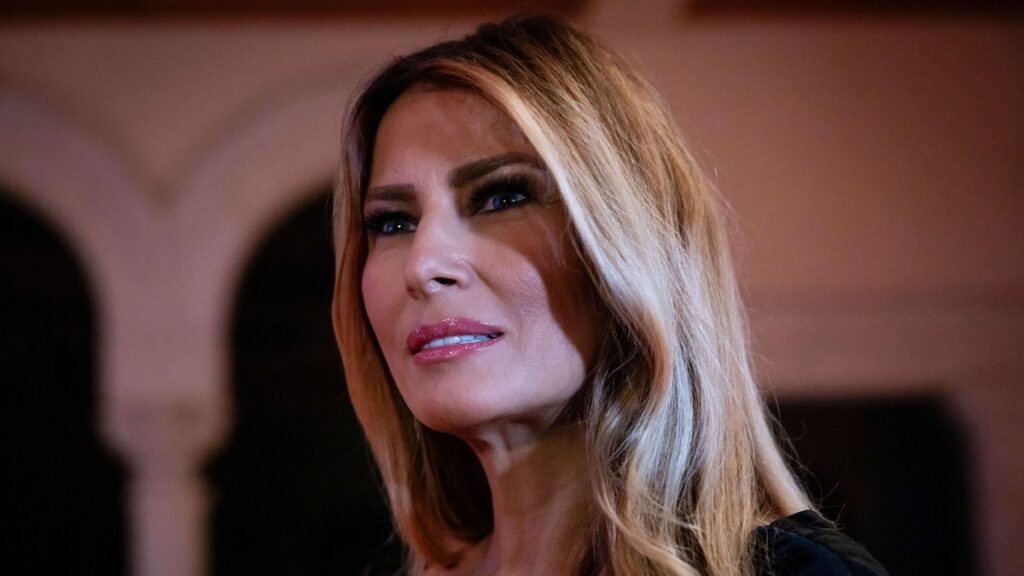 El impresionante vestido Versace de Melania Trump se roba el show en la fiesta de Nochevieja de Mar-a-Lago