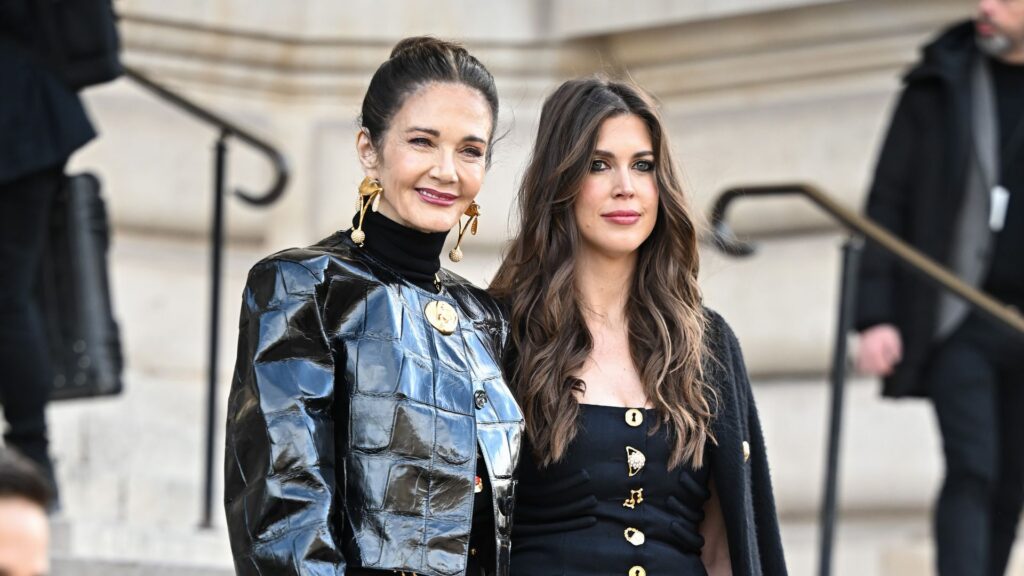 Lynda Carter muestra un lado juguetón mientras posa con su hija Jessica Altman en Schiaparelli Show