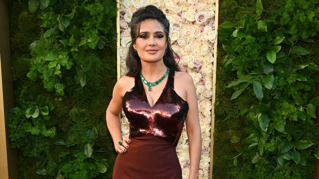 Salma Hayek abraza su cabello gris y su apariencia atrevida y vanguardista en la alfombra roja de los Globos de Oro 2025