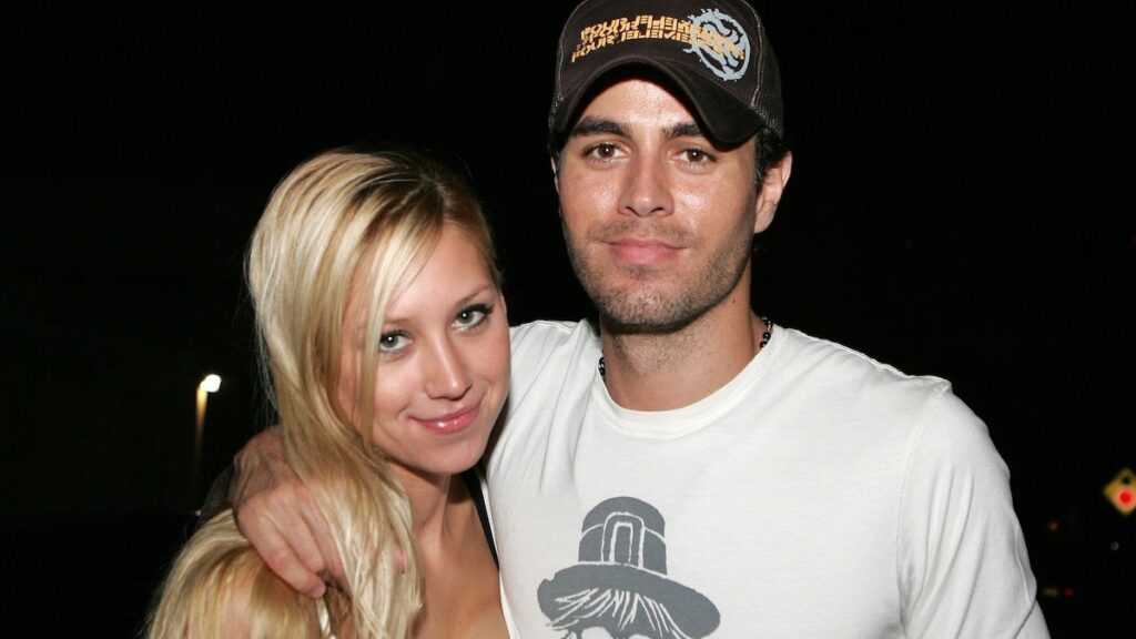 La compañera de Enrique Iglesias, Anna Kournikova, hace una aparición rara en una silla de ruedas