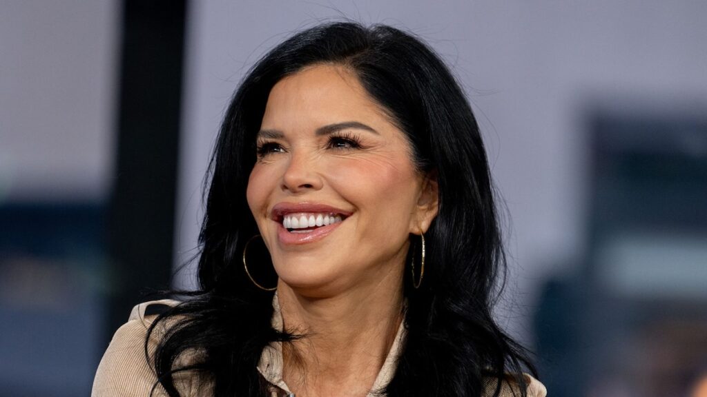 Lauren Sánchez deslumbra en bikini negro y amarillo a bordo de su yate de lujo