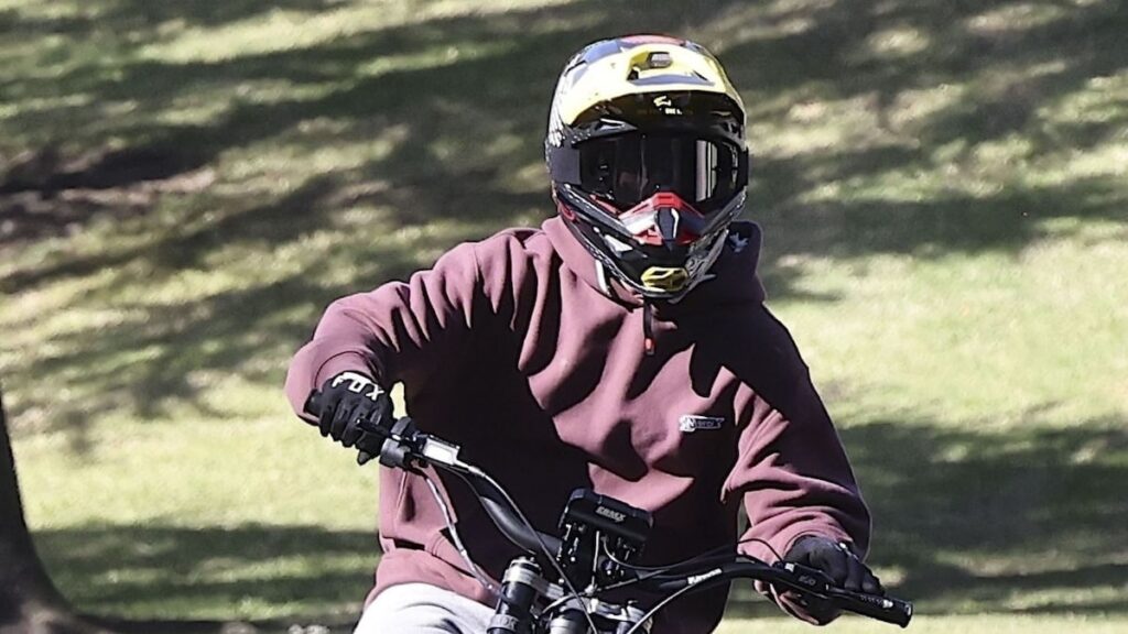 Pax Jolie-Pitt involucrada en otro accidente de bicicleta eléctrica después de un intento de acrobacia (FOTOS)