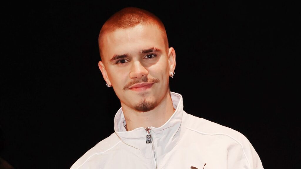 Romeo Beckham confirma relación con Kim Turnbull en románticas fotos de playa