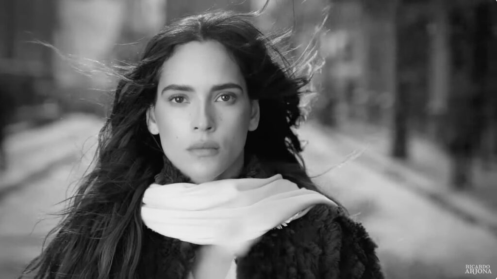 Adria Arjona protagoniza el emotivo nuevo vídeo musical de Ricardo Arjona