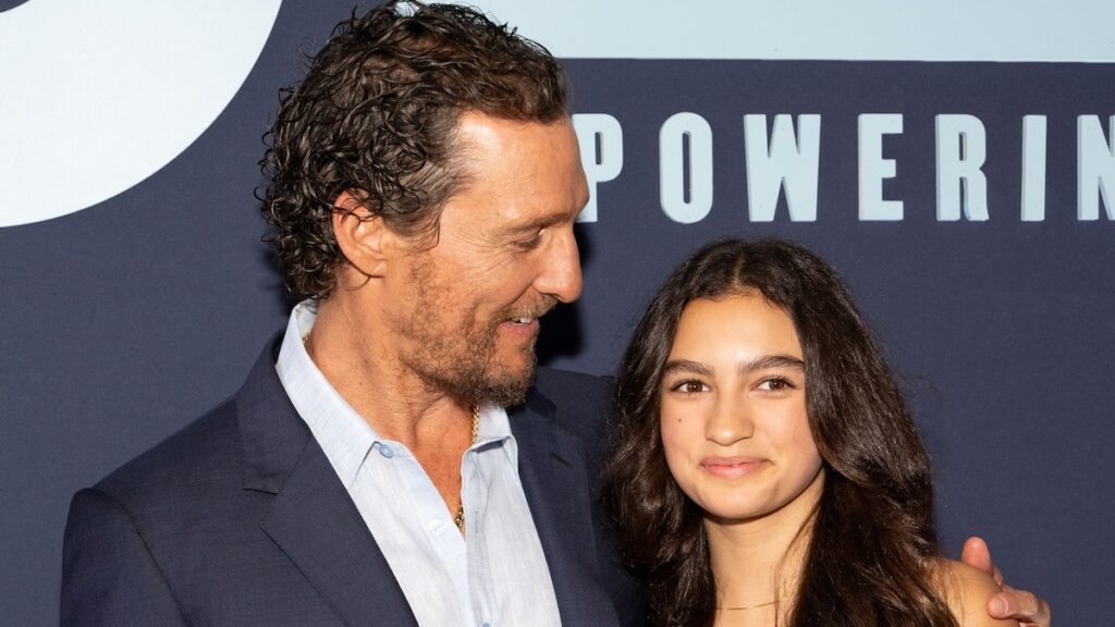 Matthew McConaughey y su hija Vida roban el foco en el juego de baloncesto femenino