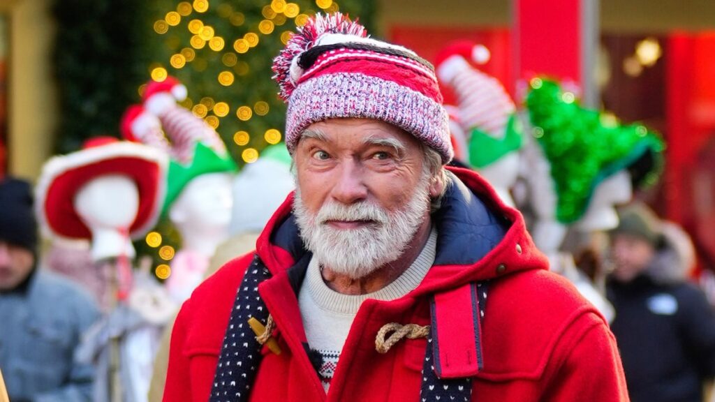 Mira a Arnold Schwarzenegger interpretar a un Papá Noel alegre y genial
