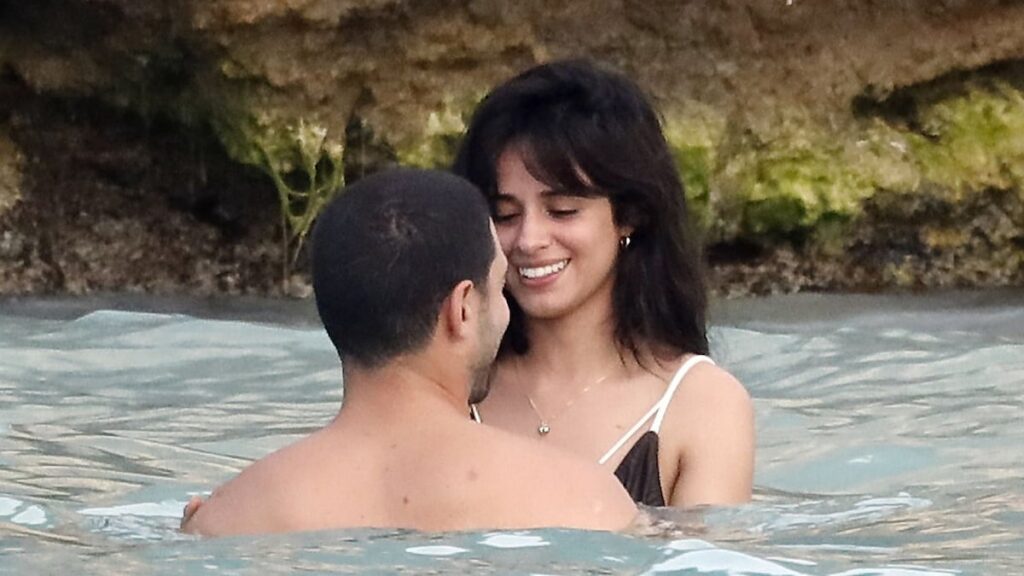 Camila Cabello y Henry Junior Chalhoub disfrutan de unas vacaciones apasionantes