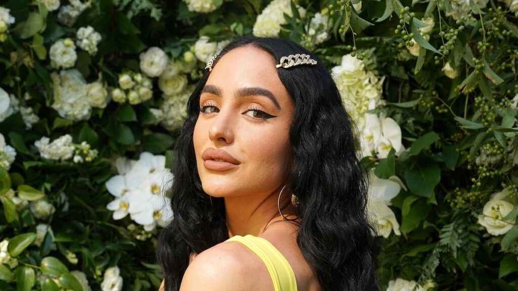 La maquilladora de Khloé Kardashian, Ash Holm, comparte el secreto de la piel brillante usando un alimento básico para el hogar