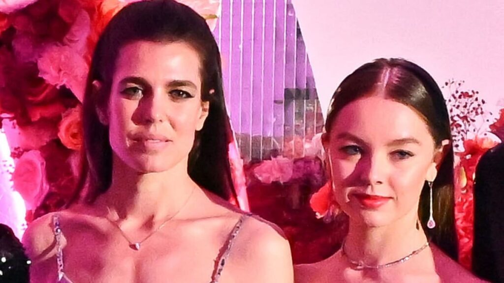 Charlotte Casiraghi y la princesa Alexandra son hermanas elegantes en el mismo espectáculo de la Semana de la Moda de París