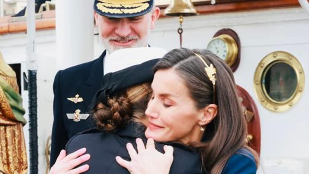 La reina Letizia y el rey Felipe se emocionan al despedir a su hija, la princesa Leonor