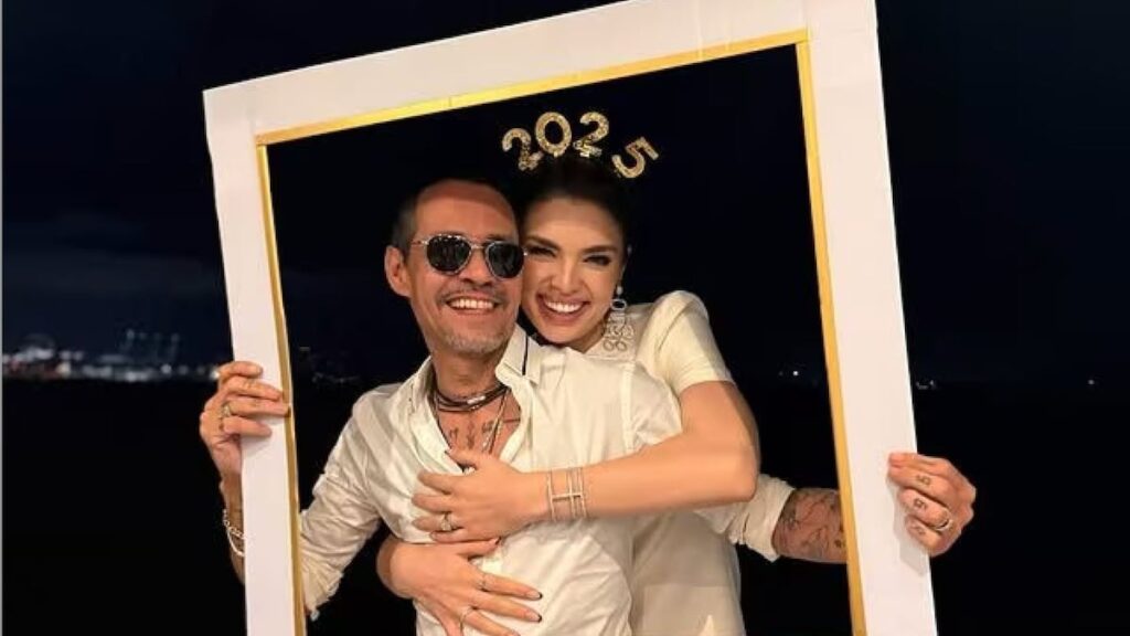 Marc Anthony y Nadia Ferreira reciben el 2025 con familia, un yate y un espectáculo