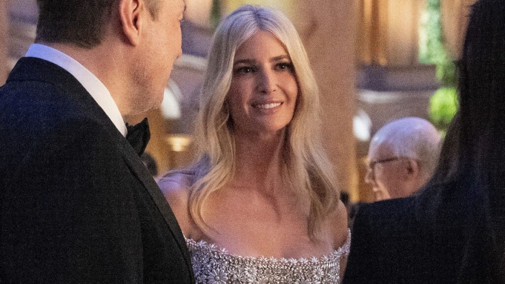 Ivanka Trump deslumbra con vestido de pedrería en vísperas de la toma de posesión de su padre