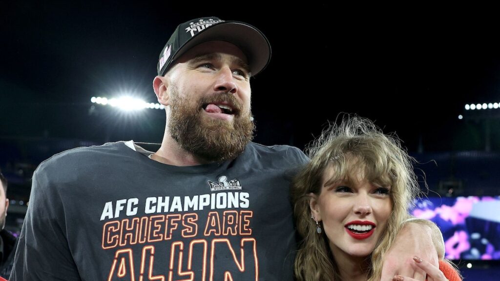 Taylor Swift y Travis Kelce desatan rumores de compromiso después de que fanáticos analizaran el accesorio “infinito”