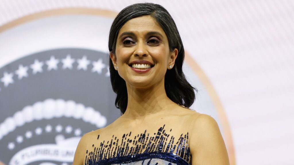 Usha Vance luce un impresionante vestido de zafiro del diseñador de moda libanés en el baile inaugural