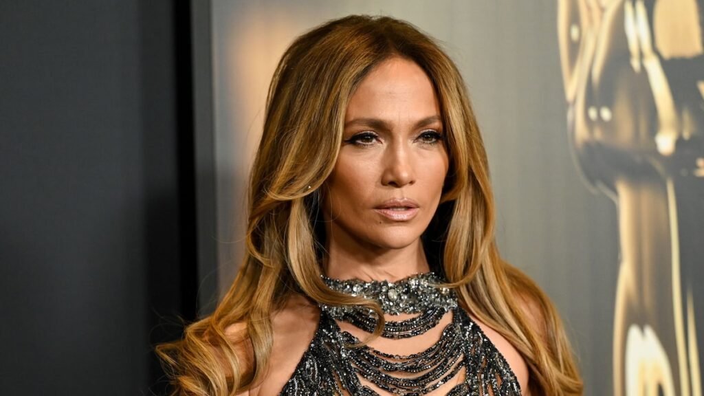 Jennifer López comparte sensual foto en bikini con sombrero de vaquero