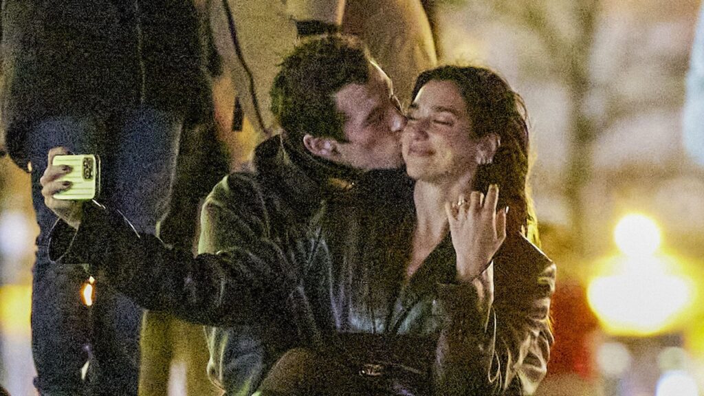 Dua Lipa y Callum Turner llevan su amor a París – Abundan los rumores de compromiso