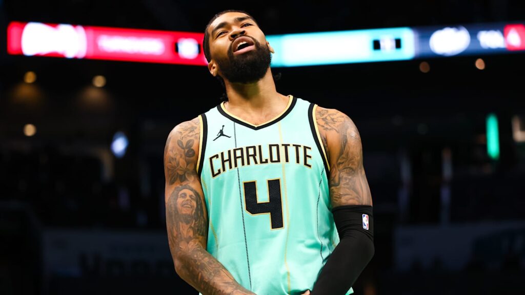 Hornets cambian a los Suns a centro que querían Los Angeles Lakers