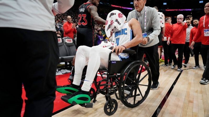 Jalen Suggs (espalda) del Magic sale en silla de ruedas con lesión