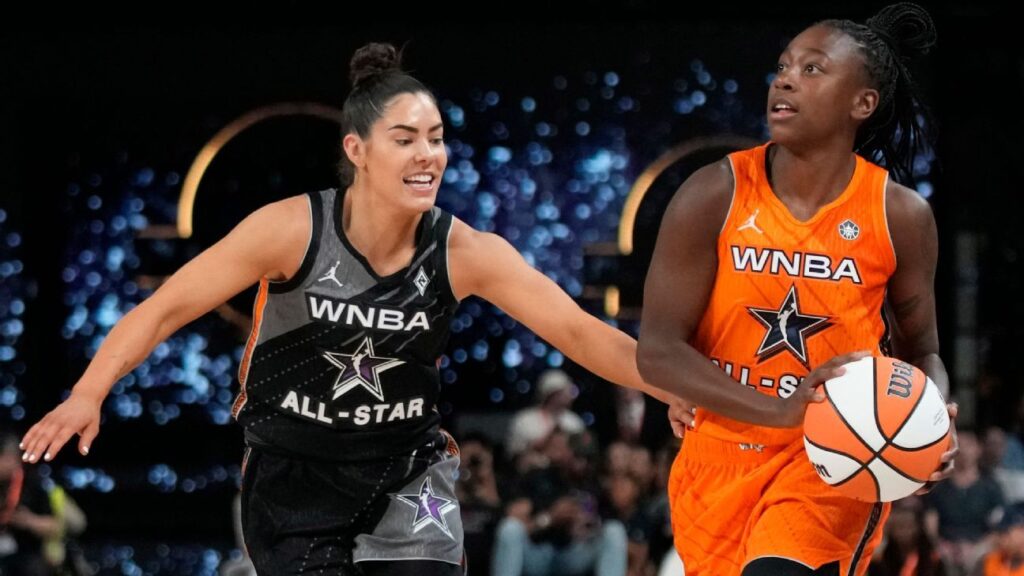 Jewell Loyd, un Ases; Kelsey Plum, una Sparks en intercambio, fuentes