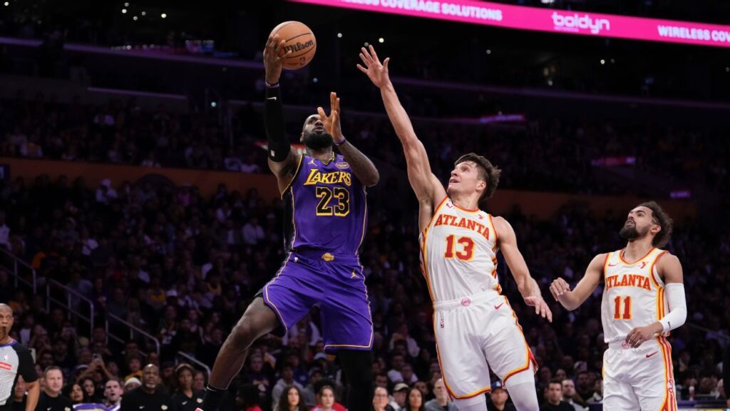 LeBron James rompe el récord de Jordan de juegos con 30 puntos