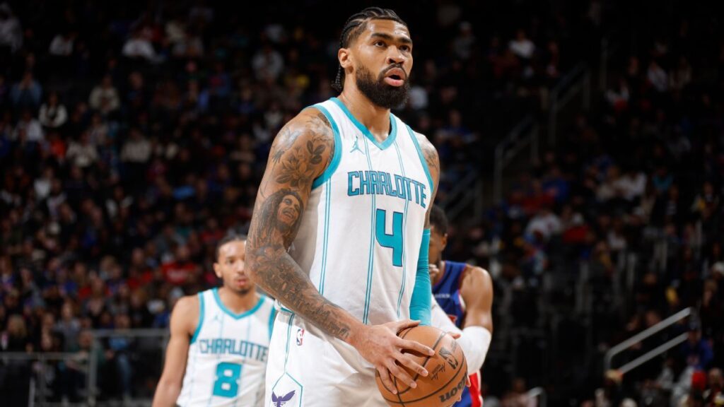 Suns adquirieron al pívot Nick Richards en canje con Hornets