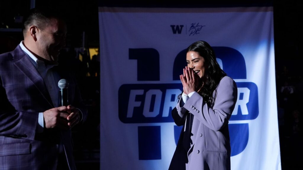 Washington retira la camiseta No. 10 de la ex estrella Kelsey Plum