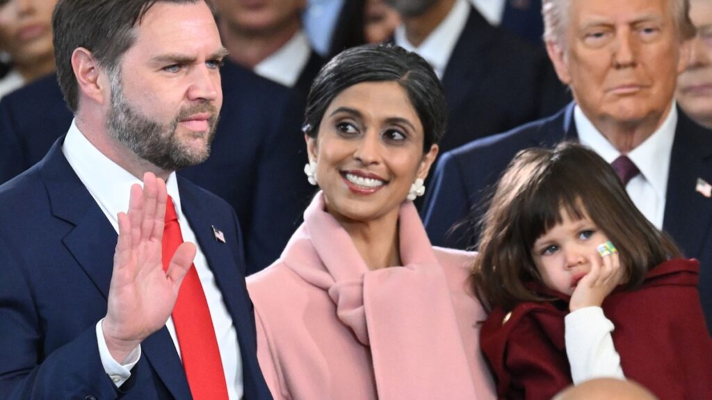 La hija de JD Vance se roba adorablemente el espectáculo cuando su padre jura como vicepresidente