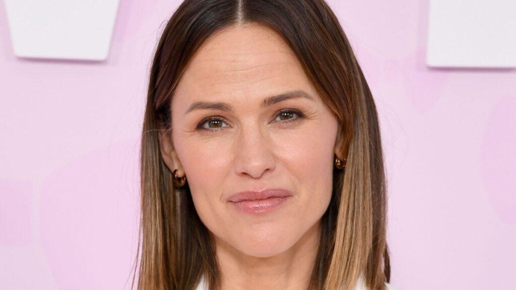 Jennifer Garner luce elegante con una confiable combinación de falda y suéter