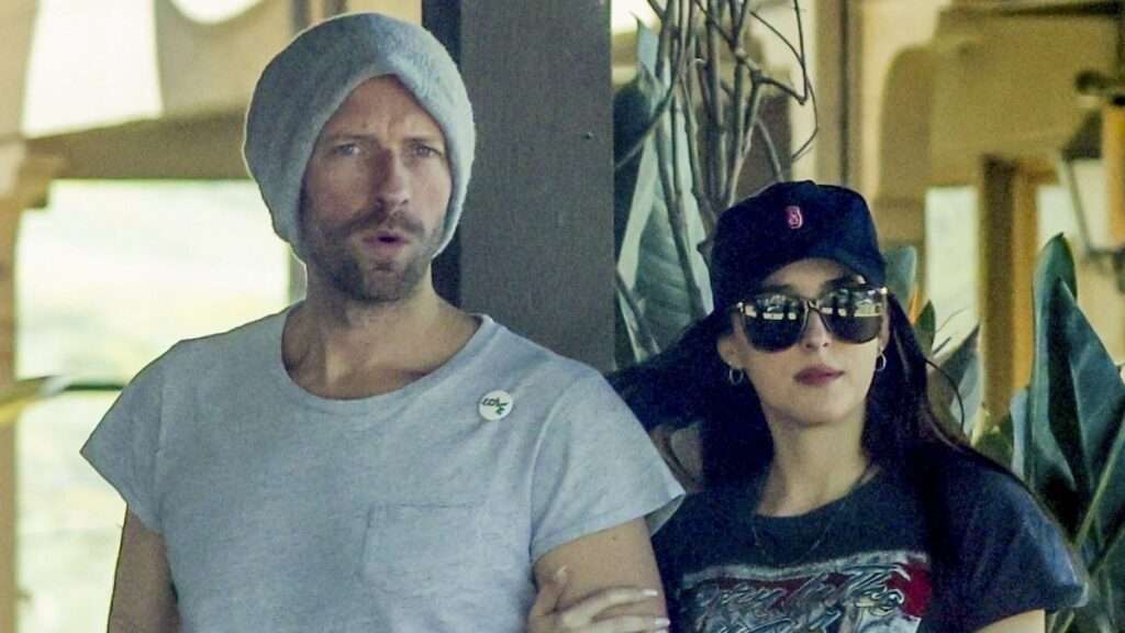 Dakota Johnson y Chris Martin pasean de la mano en Mumbai, silenciando los rumores de relación