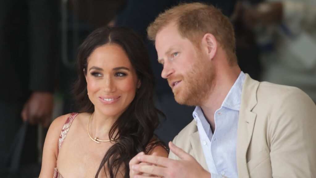 El príncipe Harry y Meghan Markle encuentran el apoyo de amigos cercanos después de la nueva aventura de la duquesa