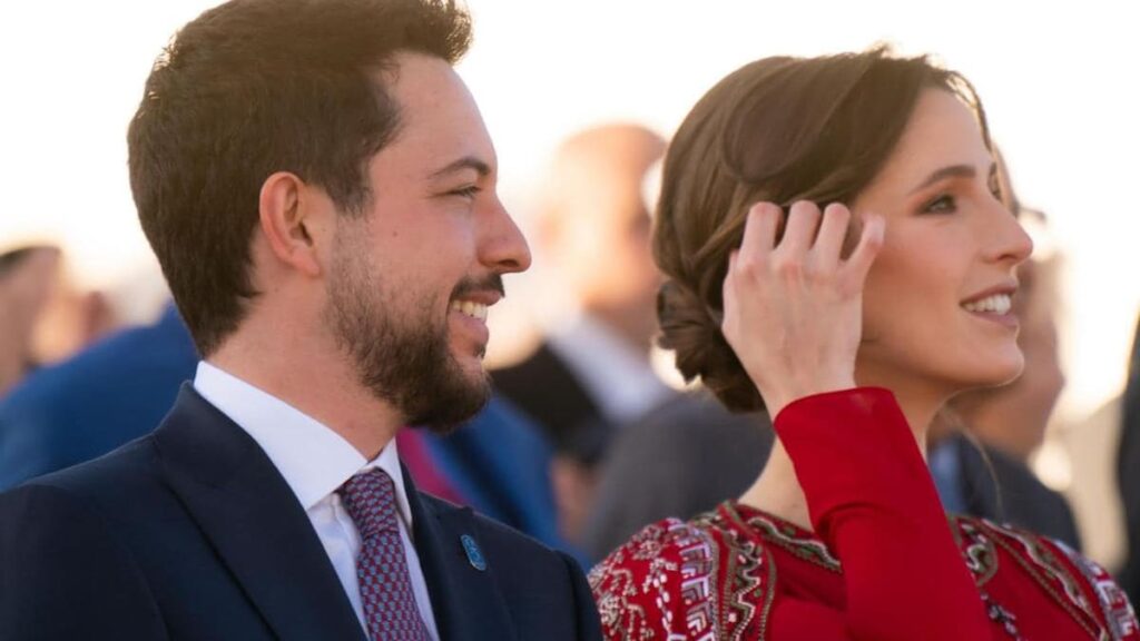 El Príncipe Heredero Hussein comparte una hermosa foto de su esposa, la Princesa Rajwa, y su hija, la Princesa Iman.