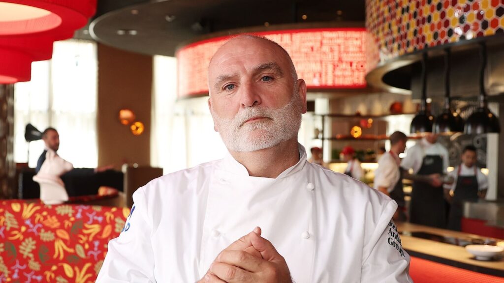 El chef José Andrés apoya a los bomberos y evacuados afectados por los incendios de Los Ángeles