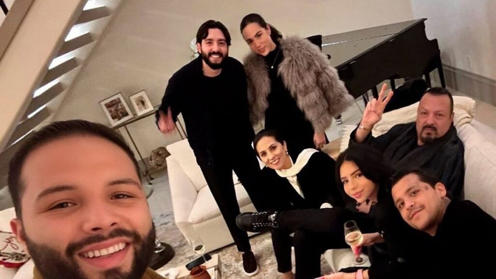 Ángela Aguilar recibe el Año Nuevo con familiares, seres queridos y Nodal