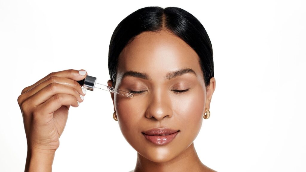 La mejor edad para empezar a incorporar retinol a tu rutina, según dermatólogos