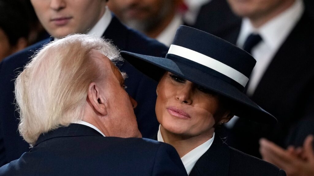 El momento viral “sin beso” de Donald y Melania Trump en la toma de posesión