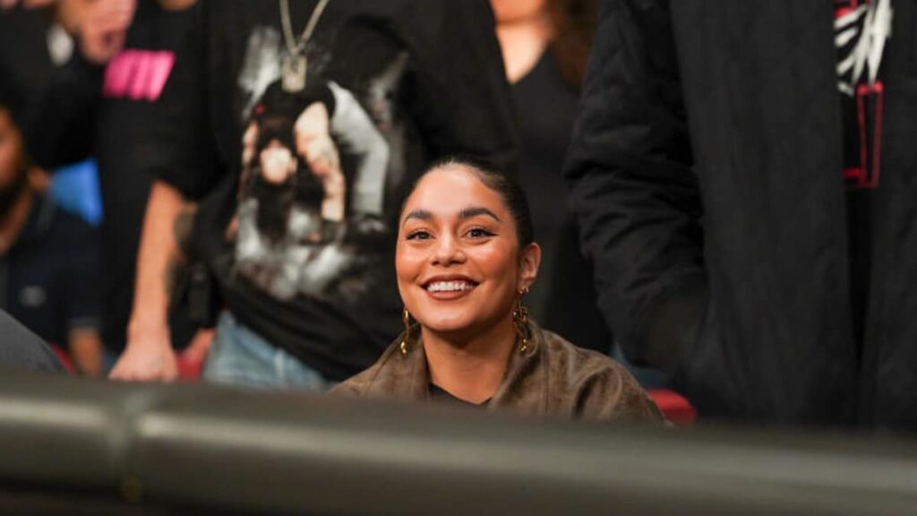 Vanessa Hudgens se roba el show en WWE SmackDown