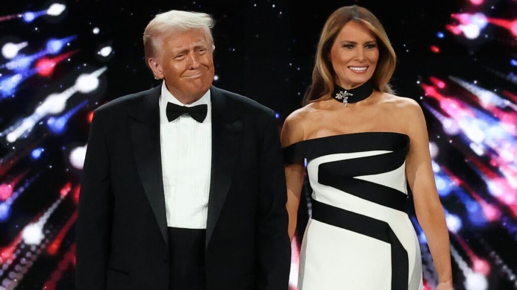 El presidente Donald Trump elogia a la “extraordinaria esposa” Melania Trump en su vigésimo aniversario de bodas