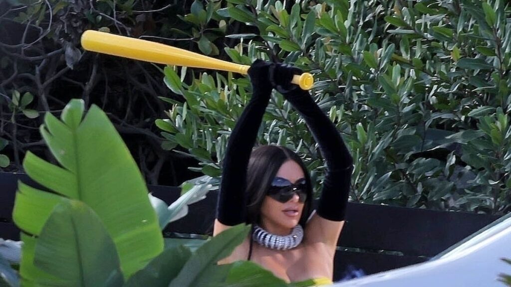 Kim Kardashian canaliza ‘Lemonade’ de Beyoncé en una escena dramática rompiendo las ventanas de un automóvil