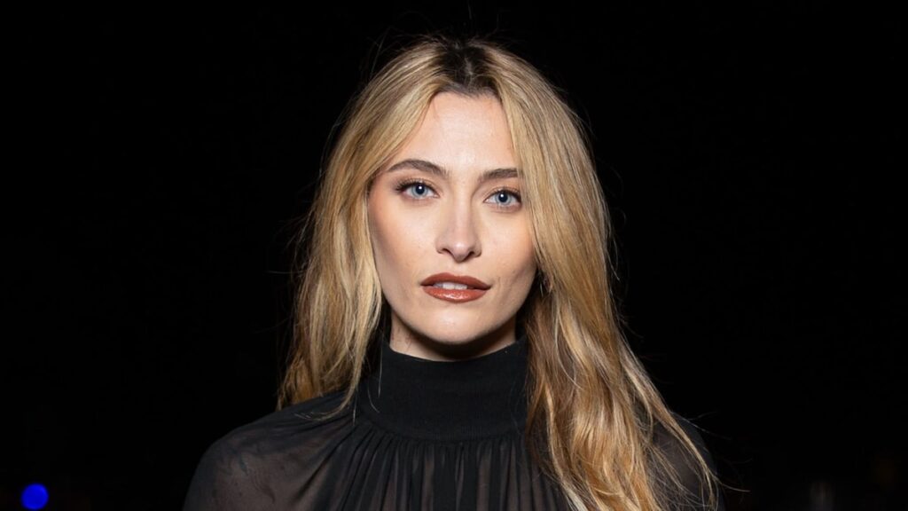 Paris Jackson adopta la moda transparente con un impresionante conjunto transparente