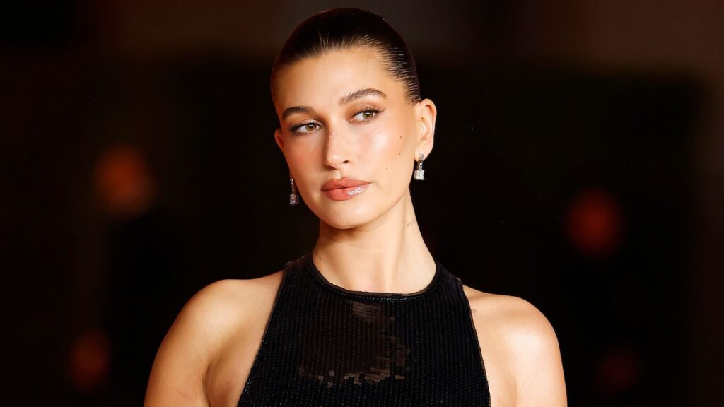 Hailey Bieber poses en minidresa de cuero y sandalias de gladiador de tiras