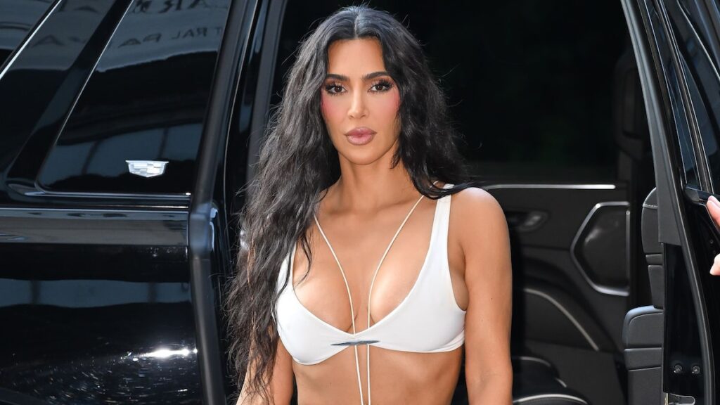Kim Kardashian muestra sus curvas en la playa en bikini de cuerda: ver fotos