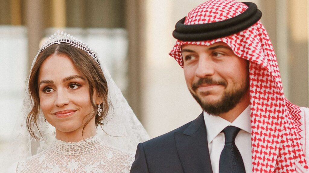 La niña del príncipe heredero Hussein, la princesa Iman, se encuentra con su primo recién nacido Amina: vea las conmovedor fotos