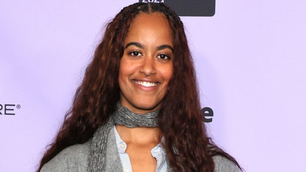 Malia Obama muestra sus elegantes habilidades de capas en la última salida