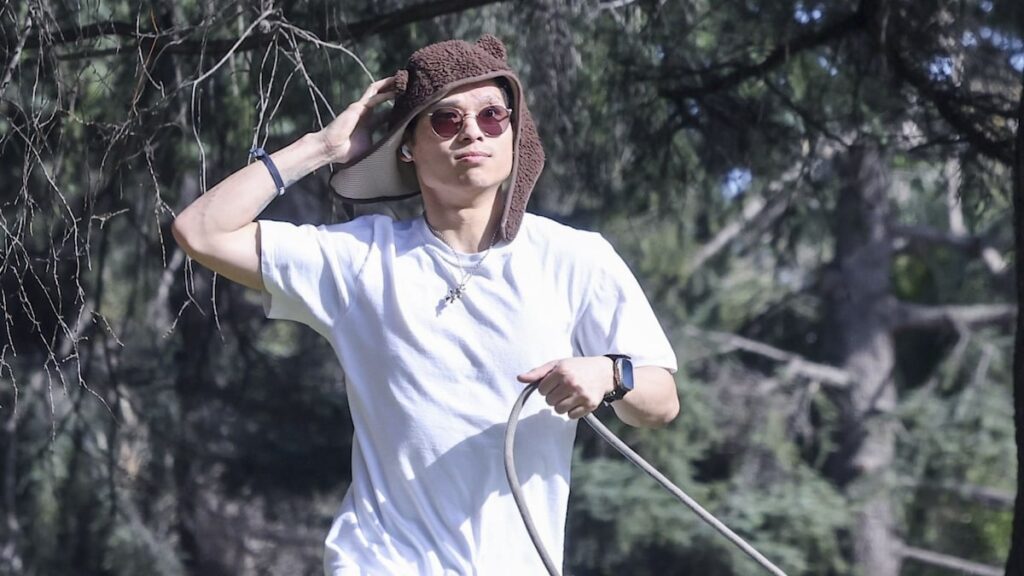 Pax Jolie-Pitt y su perro esponjoso gigante disfrutan de un paseo en Los Ángeles